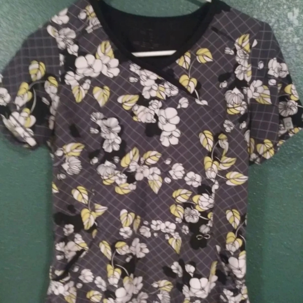 Infinity small floral scrub top
